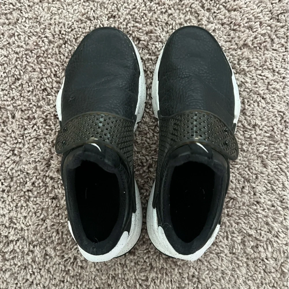 Women’s Nike Dart Shoes - Picture 2 of 6